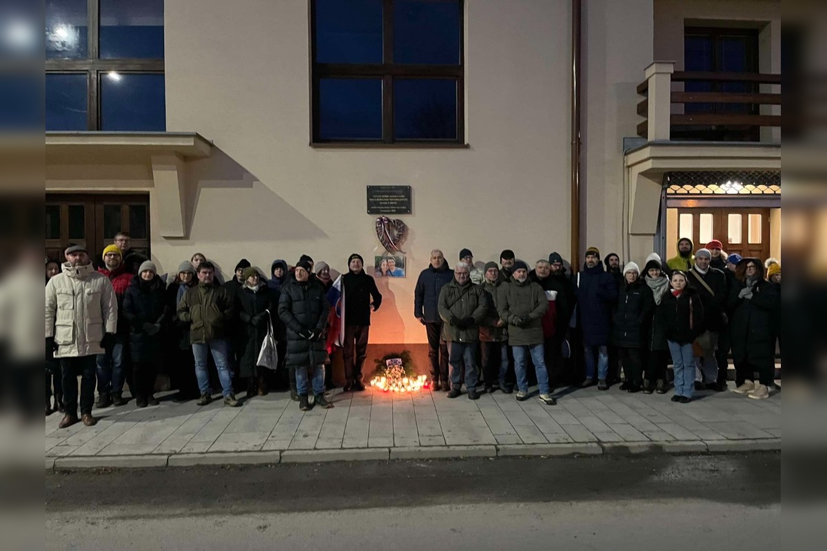 FOTO: Obyvatelia Prešovského kraja sa zišli na námestiach, pripomenuli si spomienku na Jána a Martinu, foto 9