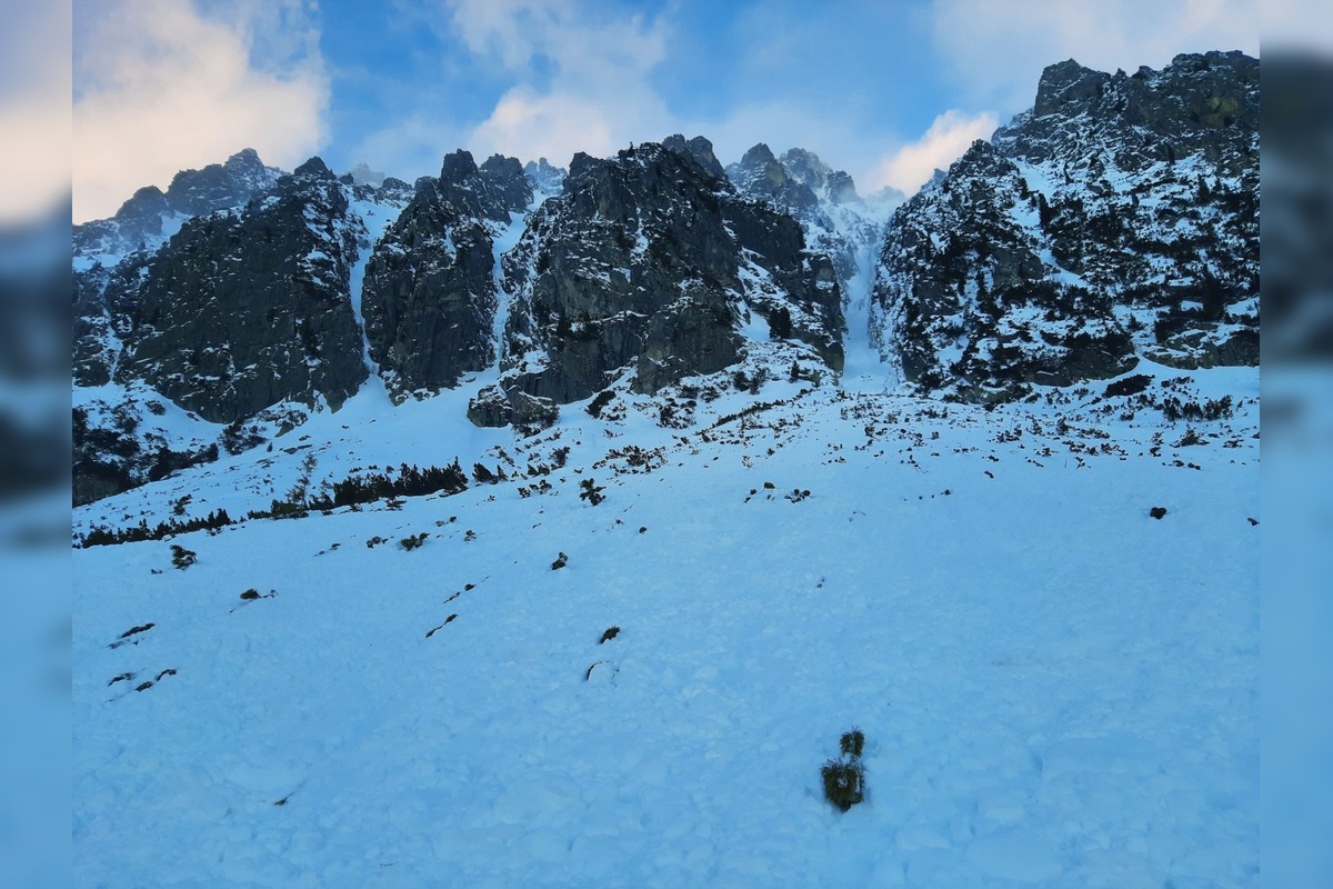 FOTO: Ďalší tragický pád lavíny vo Vysokých Tatrách. O život prišli dvaja turisti, foto 1