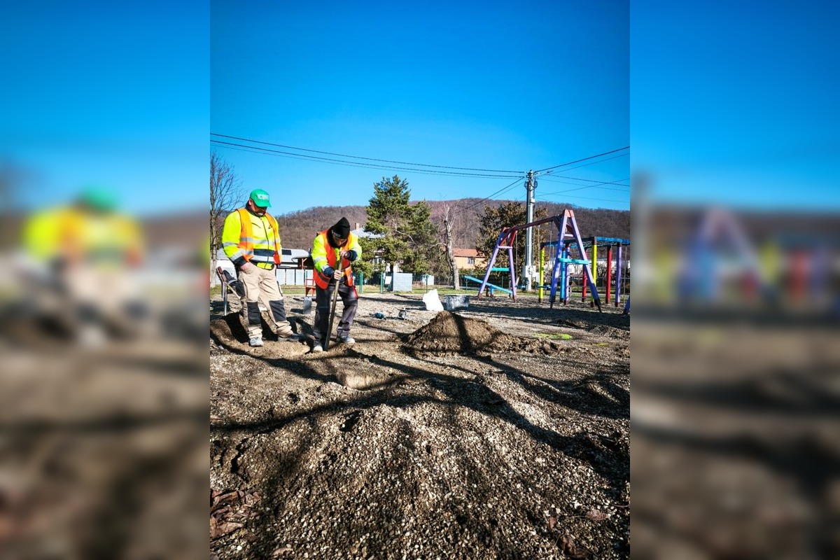 FOTO: Snina mení tvár, jar prináša nové lavičky aj opravy ihrísk, foto 1