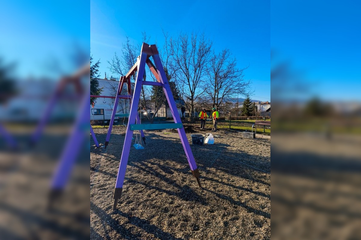 FOTO: Snina mení tvár, jar prináša nové lavičky aj opravy ihrísk, foto 4