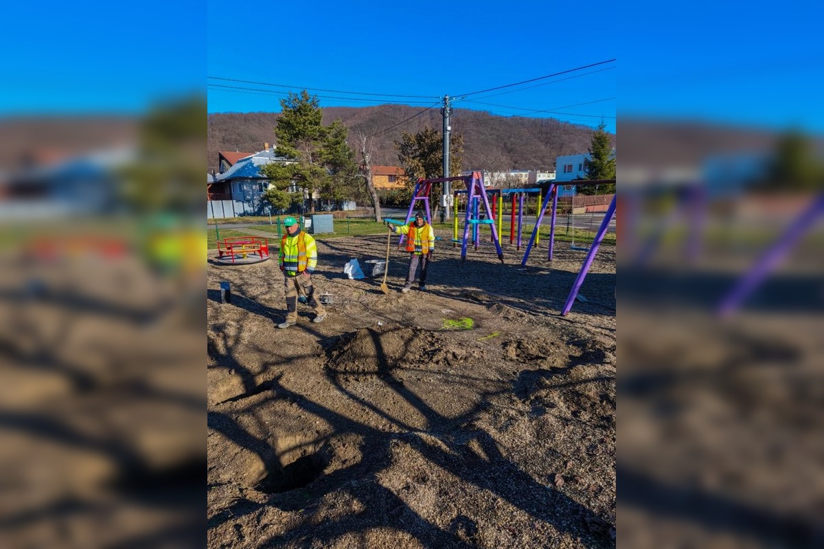 FOTO: Snina mení tvár, jar prináša nové lavičky aj opravy ihrísk, foto 5