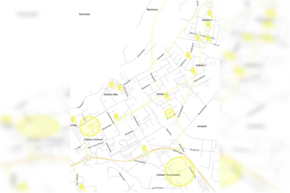 FOTO: Snina mení tvár, jar prináša nové lavičky aj opravy ihrísk, foto 6