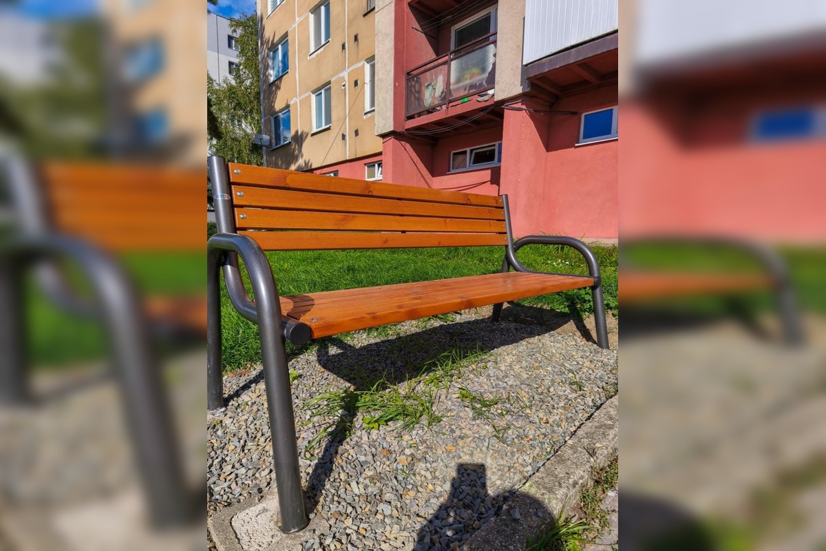 FOTO: Snina mení tvár, jar prináša nové lavičky aj opravy ihrísk, foto 7