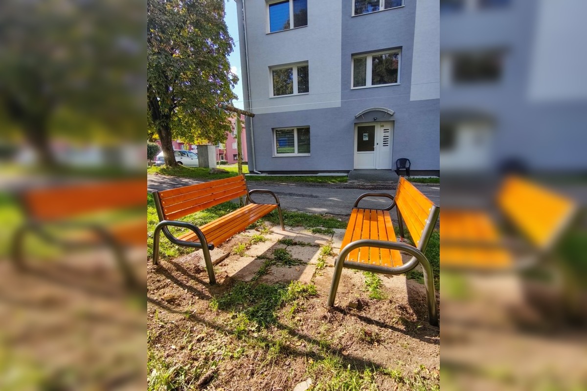 FOTO: Snina mení tvár, jar prináša nové lavičky aj opravy ihrísk, foto 8