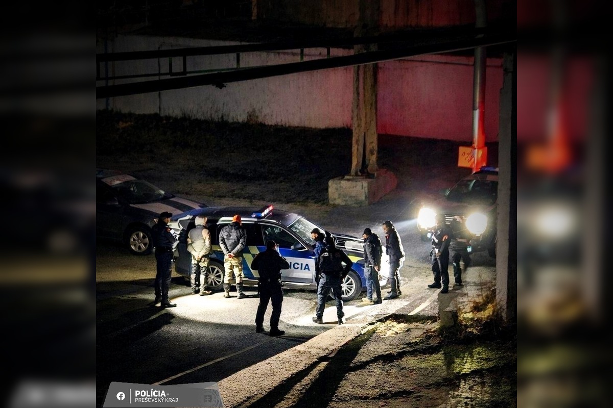 FOTO: Veľká policajná akcia v areáli bývalej Bukózy v Hencovciach, foto 1