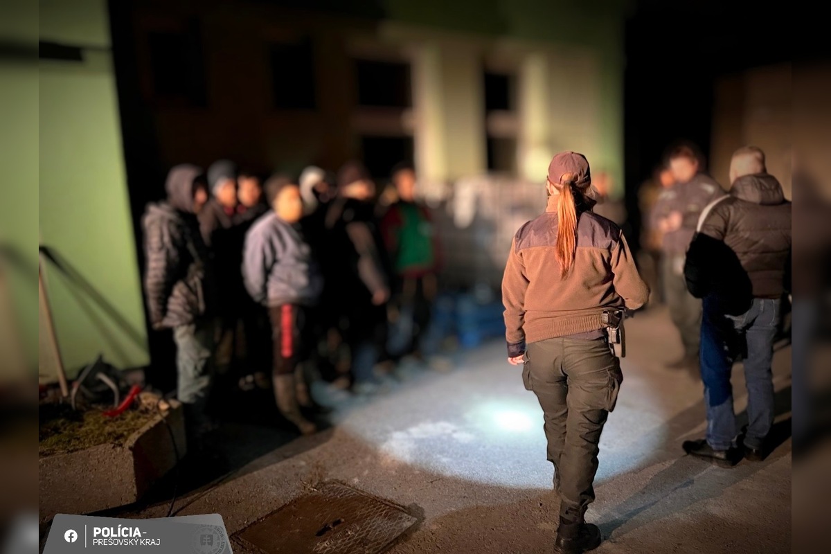 FOTO: Veľká policajná akcia v areáli bývalej Bukózy v Hencovciach, foto 2