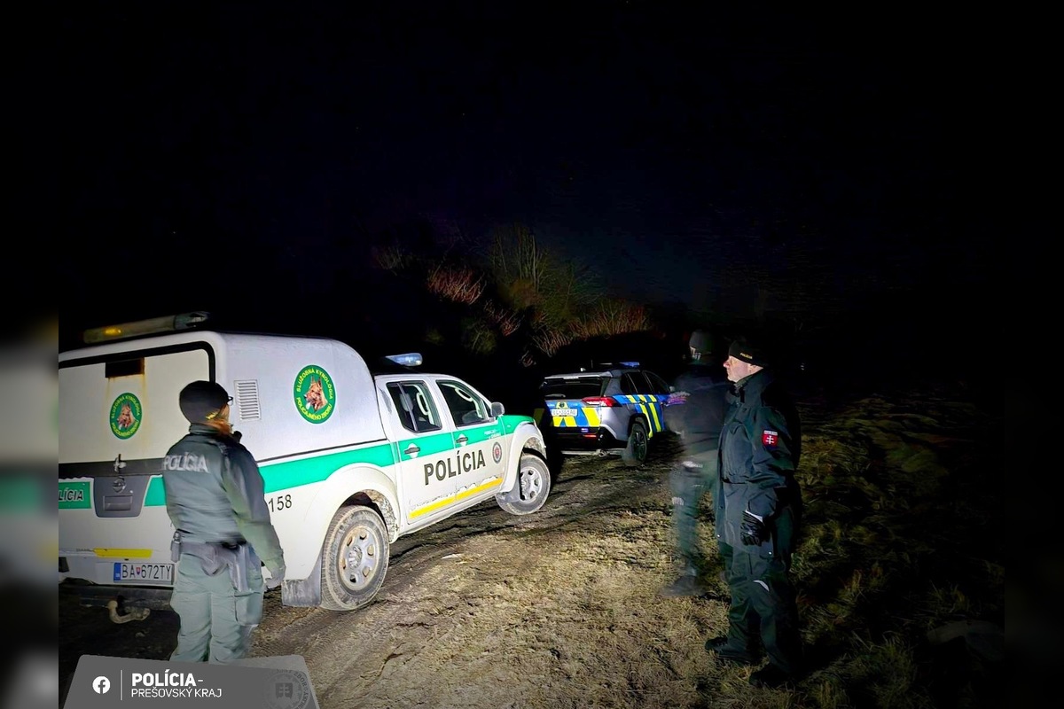 FOTO: Veľká policajná akcia v areáli bývalej Bukózy v Hencovciach, foto 3