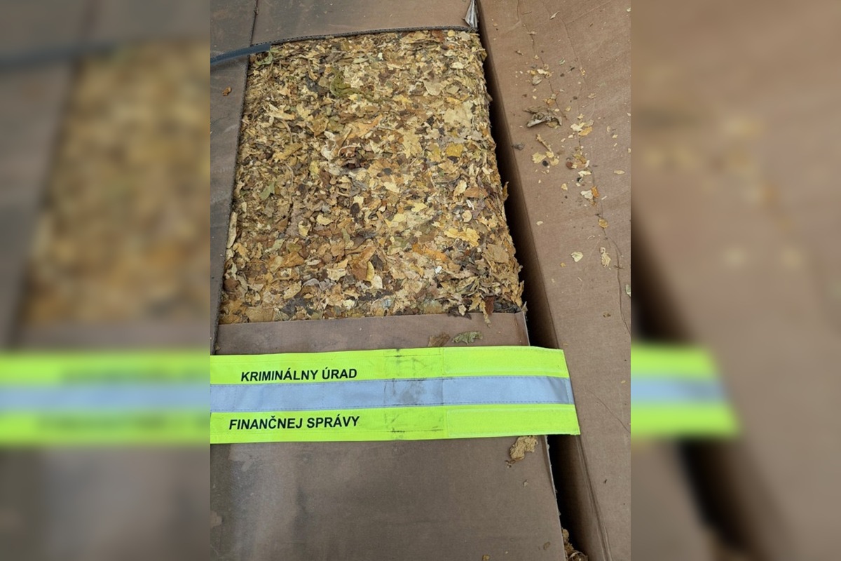 FOTO: Vyšetrovatelia odhalili sklady s 10 tonami tabaku v Prešovskom kraji, foto 1