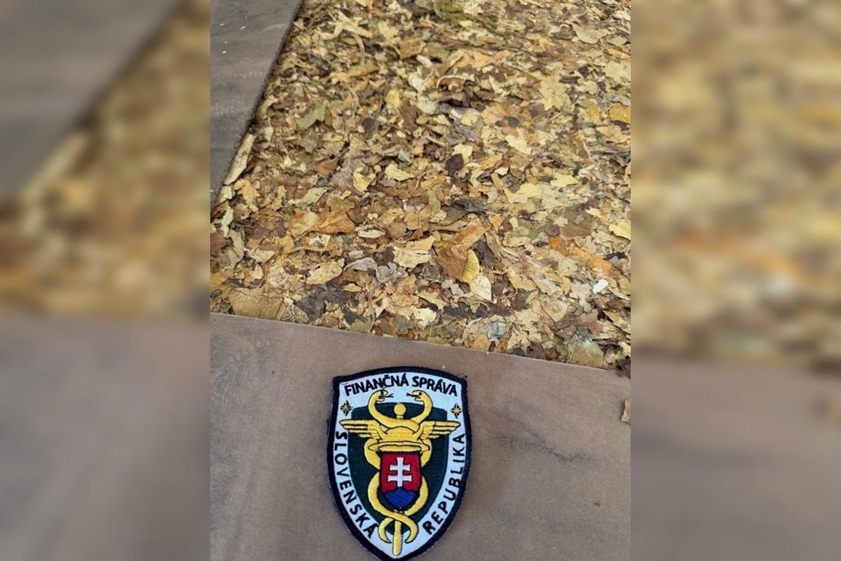 FOTO: Vyšetrovatelia odhalili sklady s 10 tonami tabaku v Prešovskom kraji, foto 2