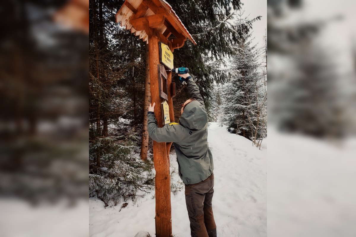 FOTO: Smerovníky nie sú nálepková tabuľa, turisti sa musia vedieť správať, foto 1