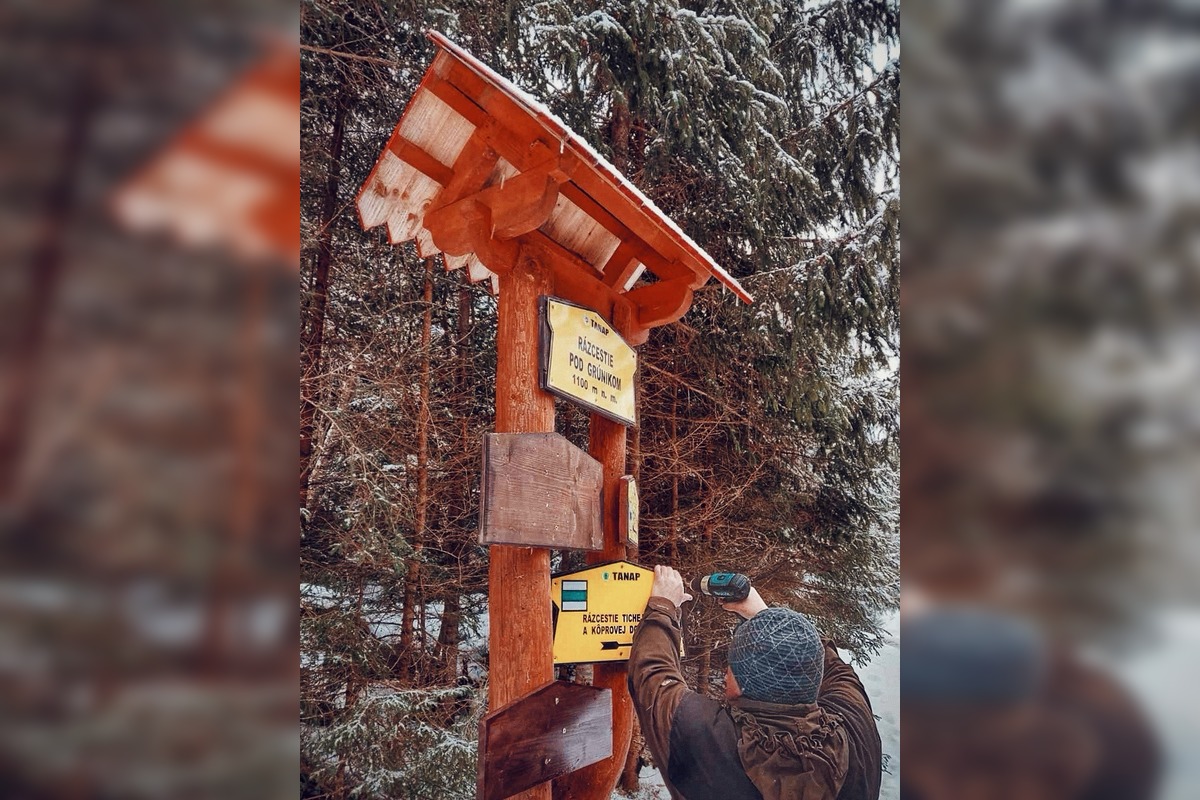 FOTO: Smerovníky nie sú nálepková tabuľa, turisti sa musia vedieť správať, foto 2