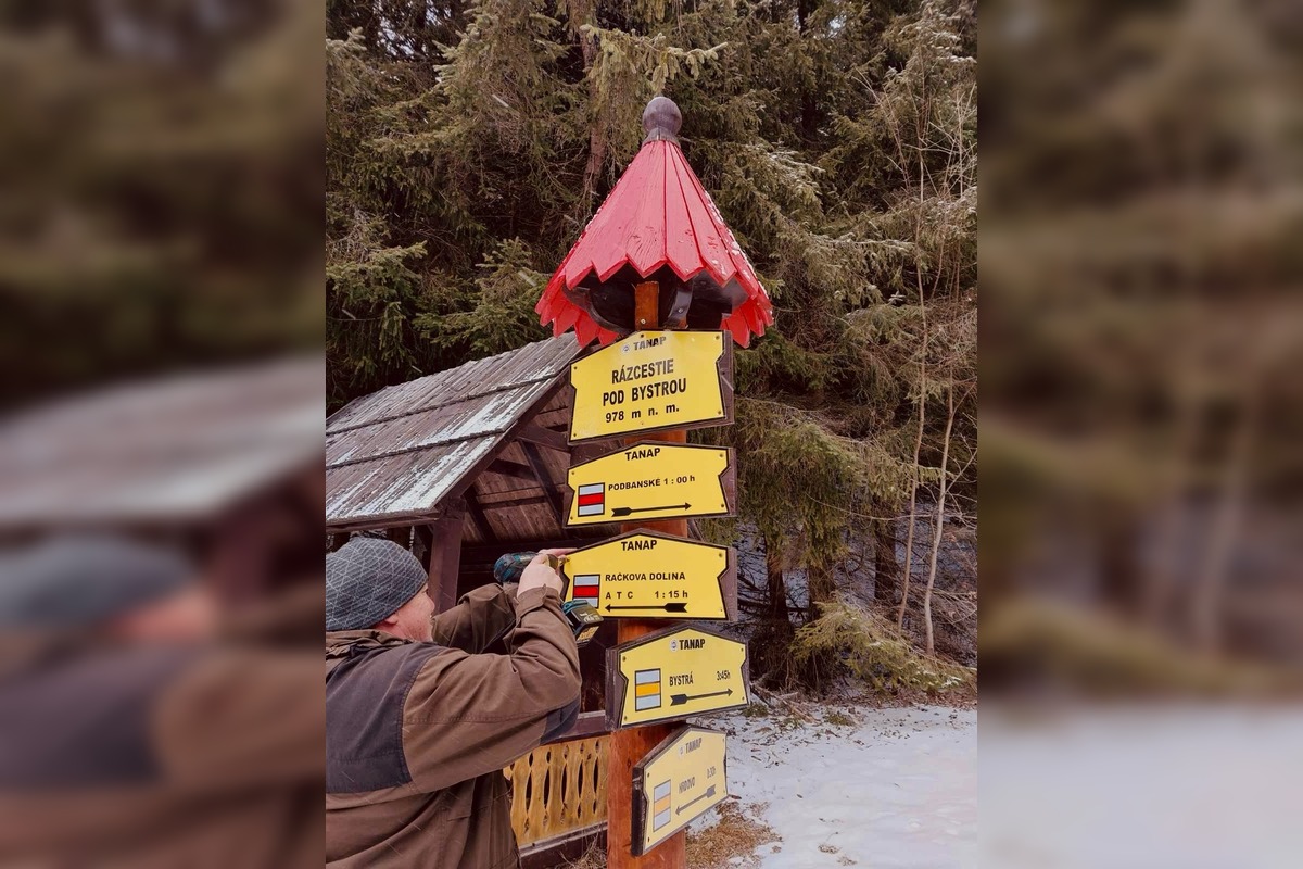 FOTO: Smerovníky nie sú nálepková tabuľa, turisti sa musia vedieť správať, foto 4