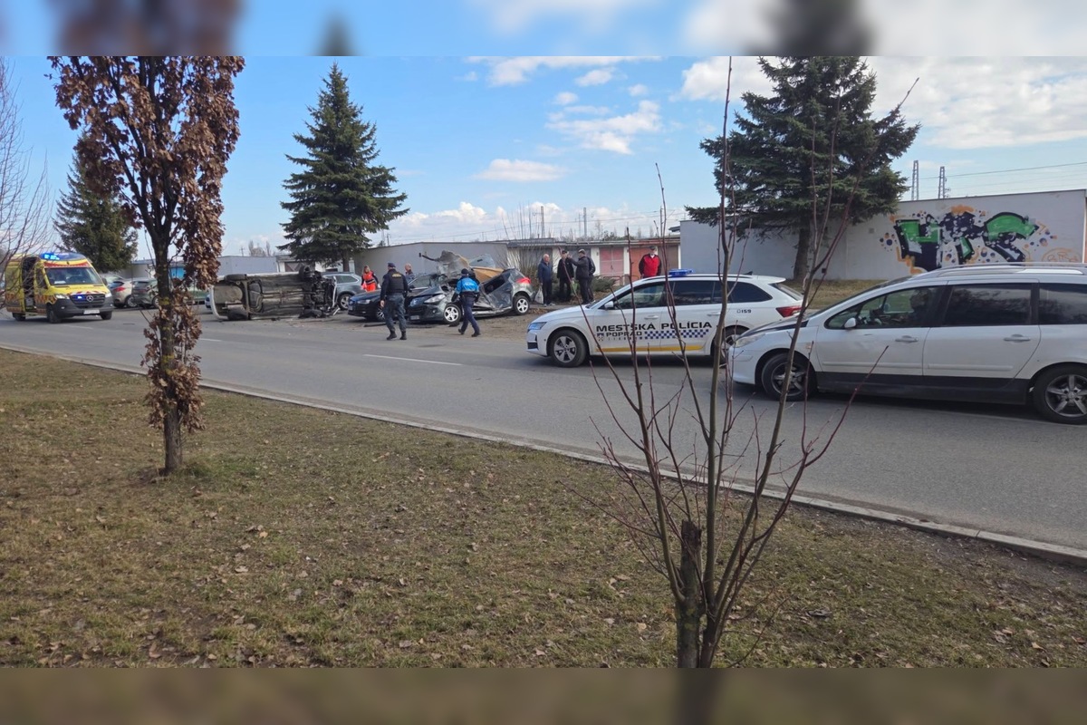 FOTO: V Poprade skončilo auto prevrátené na boku, foto 1