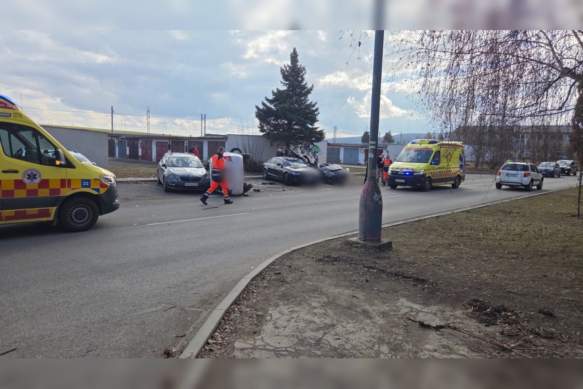 FOTO: V Poprade skončilo auto prevrátené na boku, foto 2