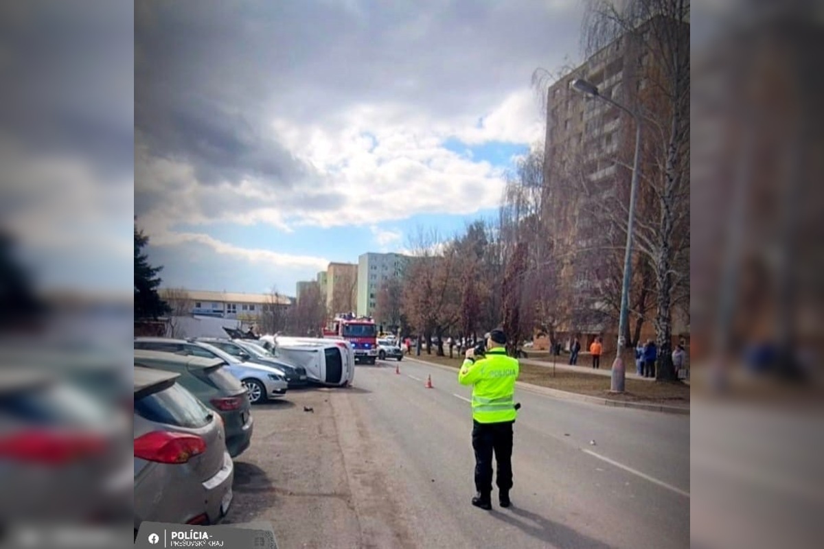 FOTO: V Poprade skončilo auto prevrátené na boku, foto 3