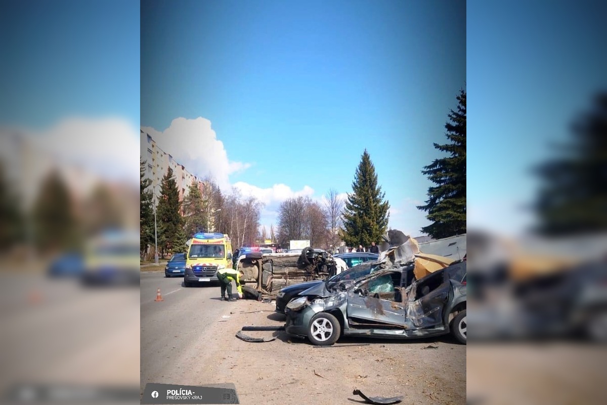 FOTO: V Poprade skončilo auto prevrátené na boku, foto 4