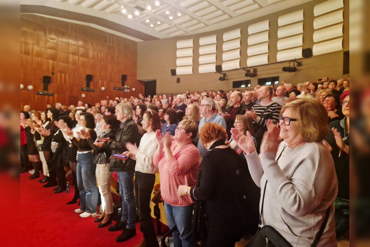 FOTO: Divadlo Komédie vystúpilo pred divákmi v Snine a Trebišove, v Rožňave to skončilo fiaskom, foto 4