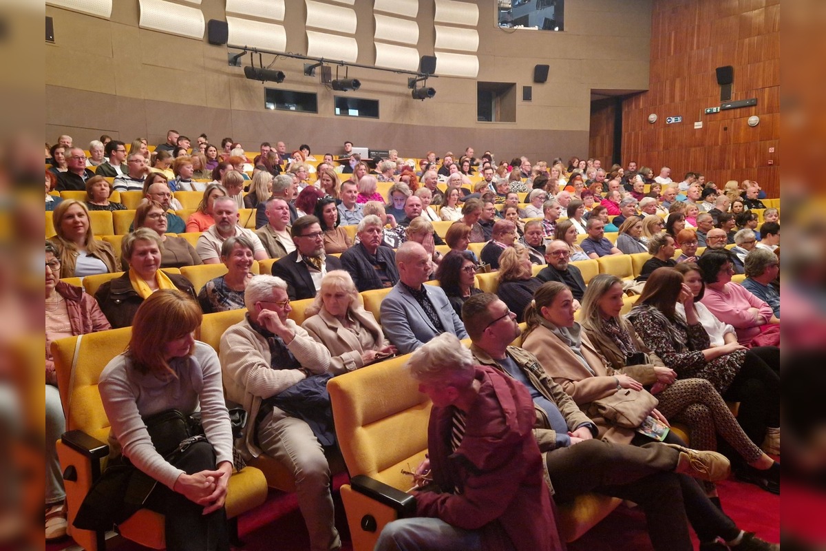 FOTO: Divadlo Komédie vystúpilo pred divákmi v Snine a Trebišove, v Rožňave to skončilo fiaskom, foto 13