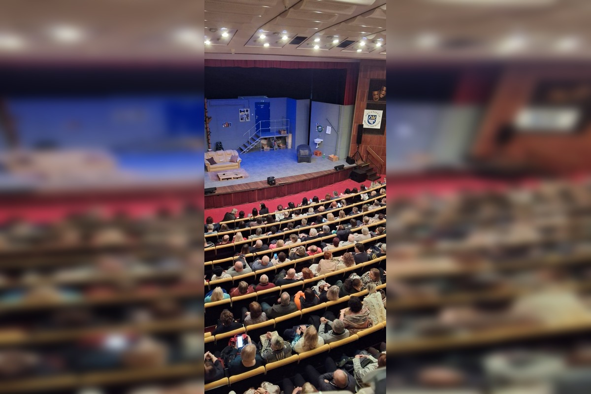 FOTO: Divadlo Komédie vystúpilo pred divákmi v Snine a Trebišove, v Rožňave to skončilo fiaskom, foto 7