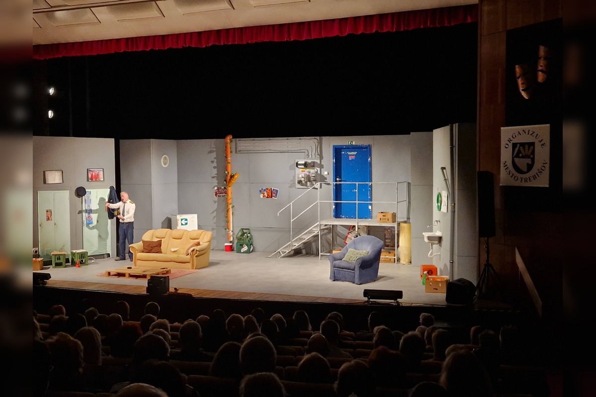 FOTO: Divadlo Komédie vystúpilo pred divákmi v Snine a Trebišove, v Rožňave to skončilo fiaskom, foto 6