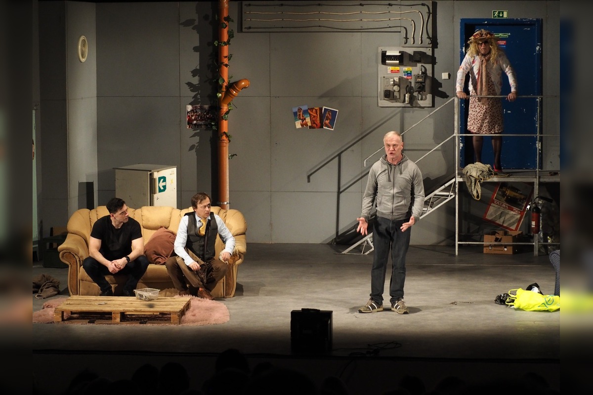 FOTO: Divadlo Komédie vystúpilo pred divákmi v Snine a Trebišove, v Rožňave to skončilo fiaskom, foto 9