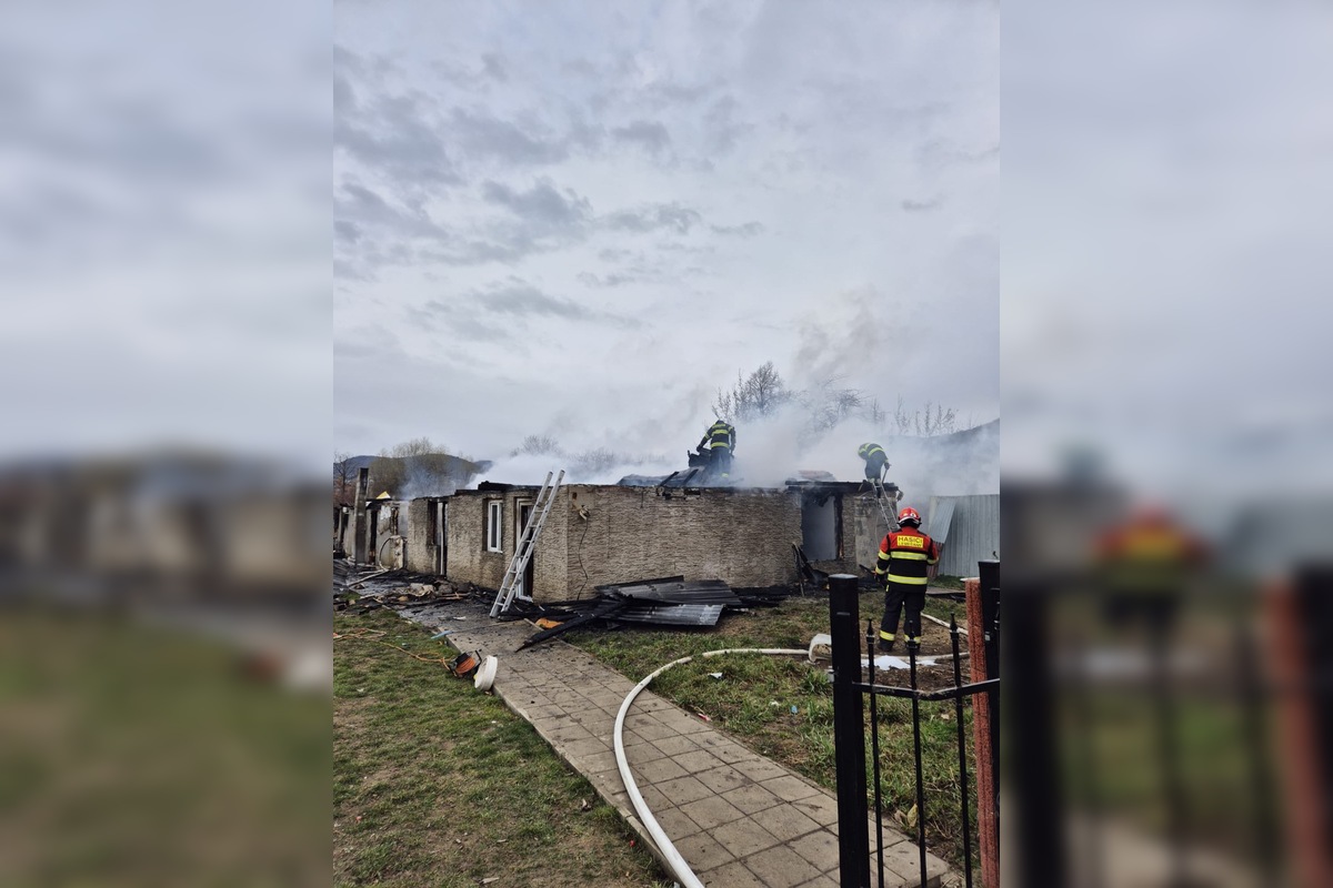 FOTO: Tragédia v okrese Prešov. Pri požiari domu prišlo o život jedno dieťa, foto 2