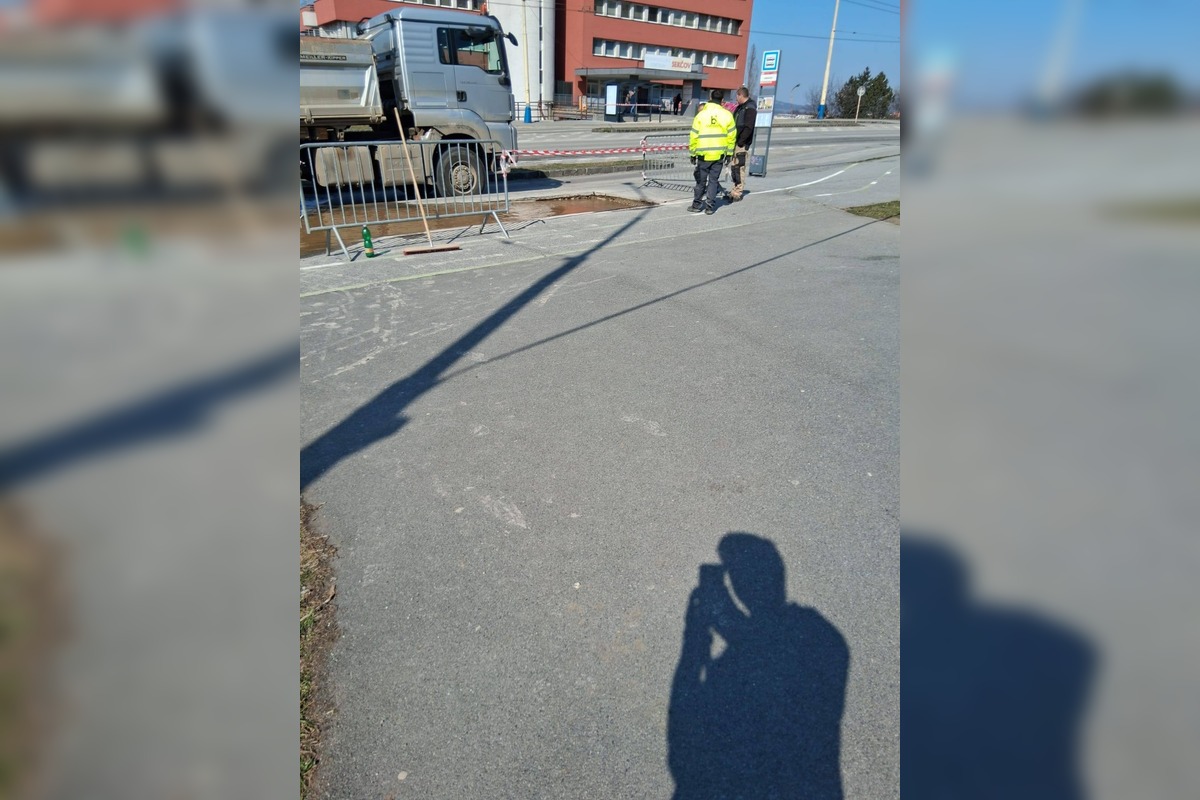 FOTO: Záplava na Sekčove komplikuje dopravu, foto 1