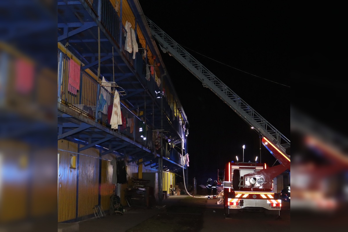 FOTO: Požiar bytovky vo Svidníku, zasahovali tri hodiny, foto 2