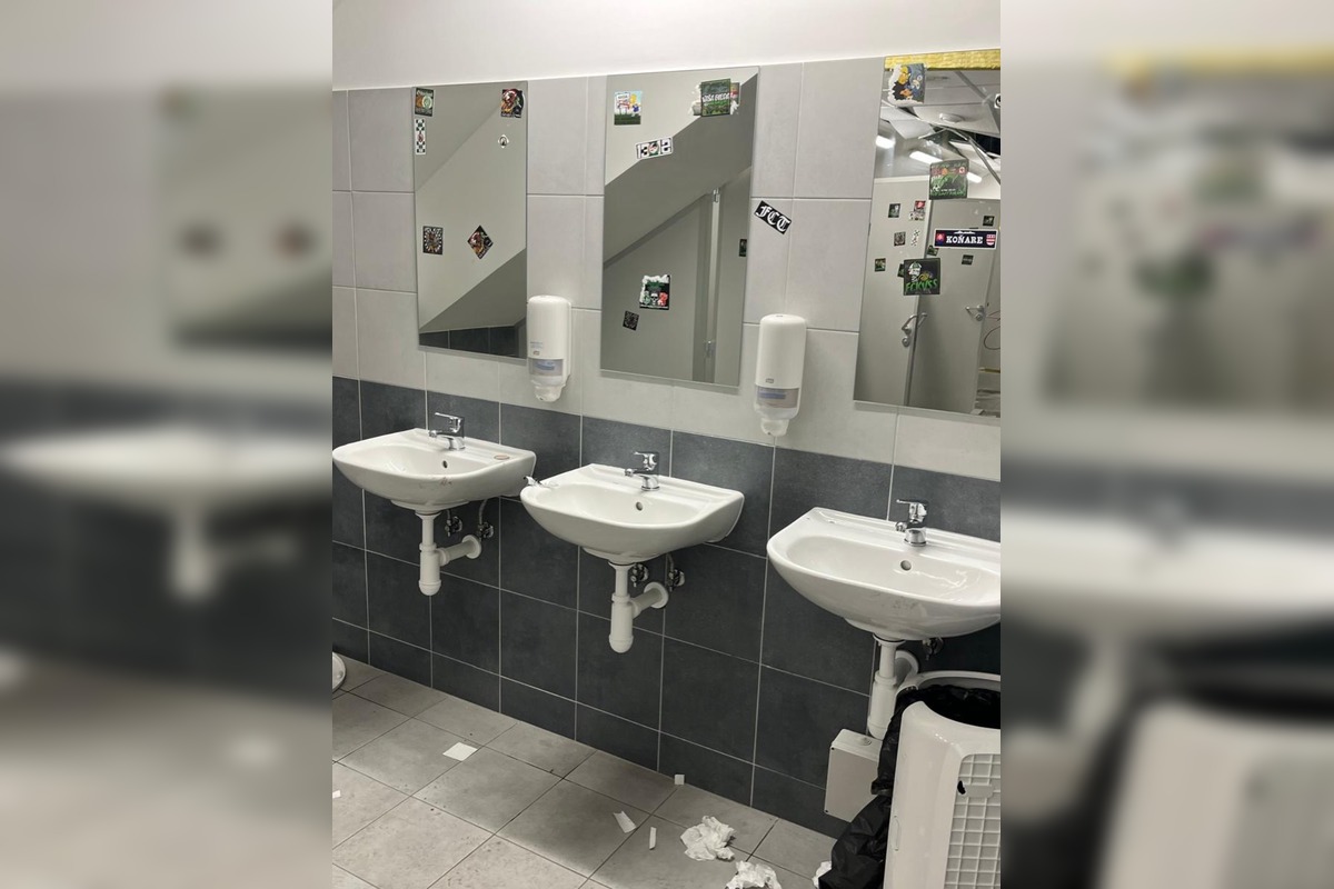 FOTO: Prešovskí fanúšikovia po derby s Košicami zničili toalety Košickej Futbalovej Arény, foto 4