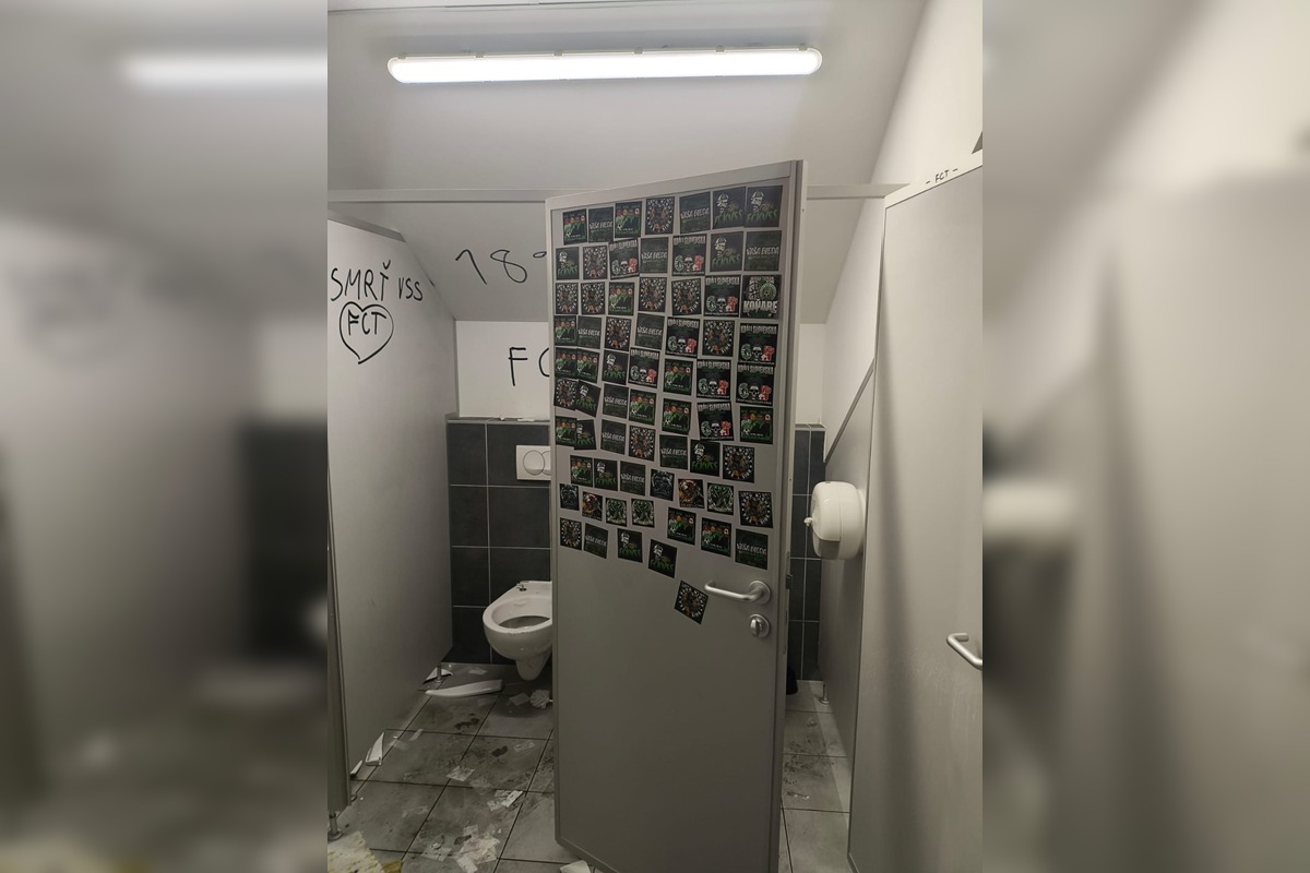 FOTO: Prešovskí fanúšikovia po derby s Košicami zničili toalety Košickej Futbalovej Arény, foto 9