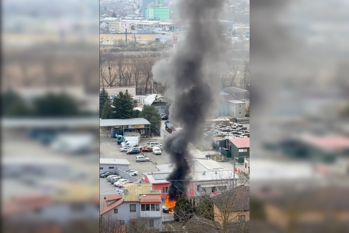 FOTO: Akčné pondelkové ráno v Prešove. Na Kútoch došlo k požiaru vozidla, foto 2