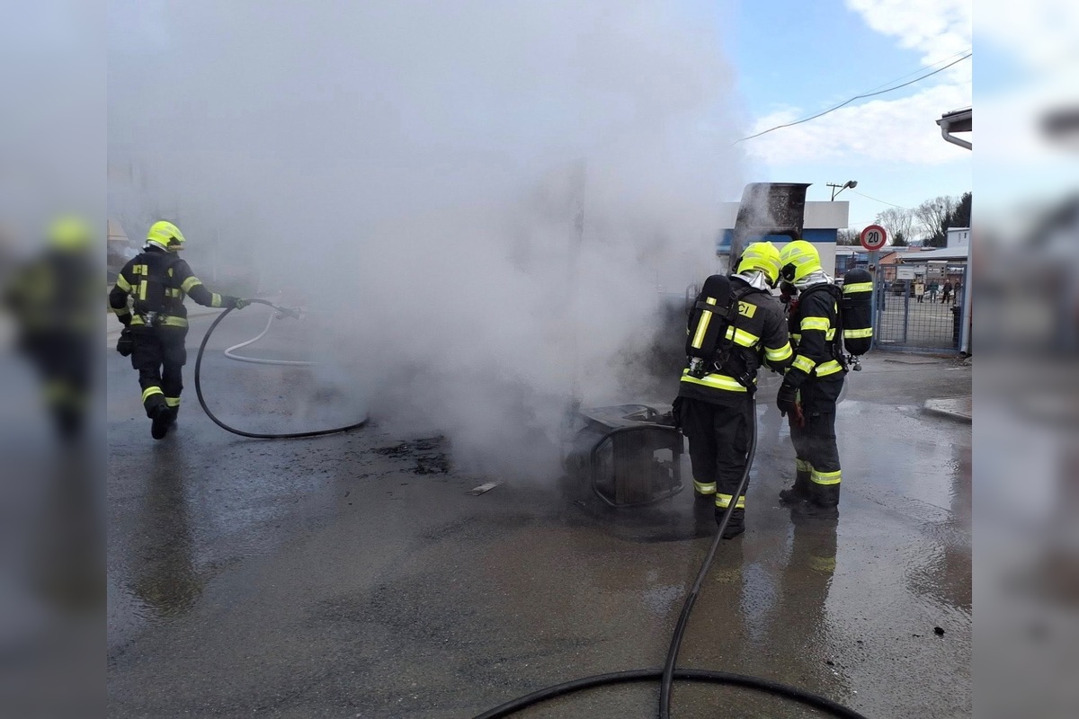 FOTO: Akčné pondelkové ráno v Prešove. Na Kútoch došlo k požiaru vozidla, foto 5