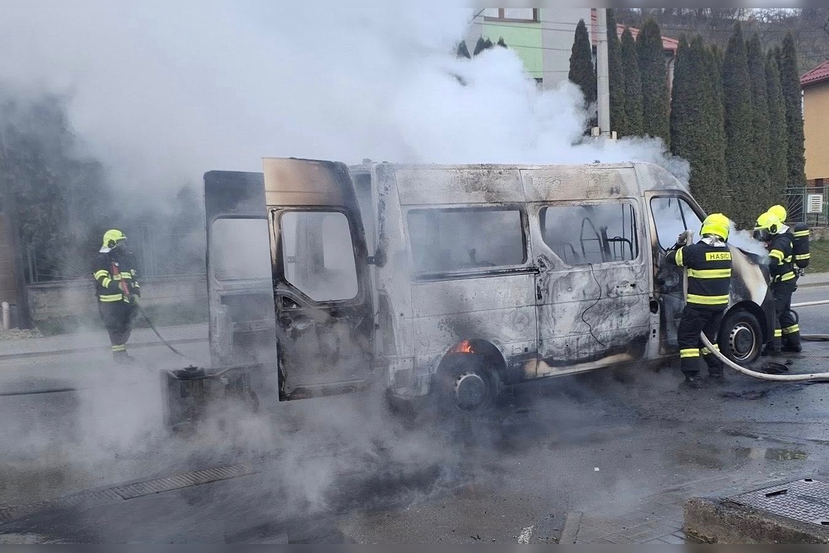 FOTO: Akčné pondelkové ráno v Prešove. Na Kútoch došlo k požiaru vozidla, foto 6