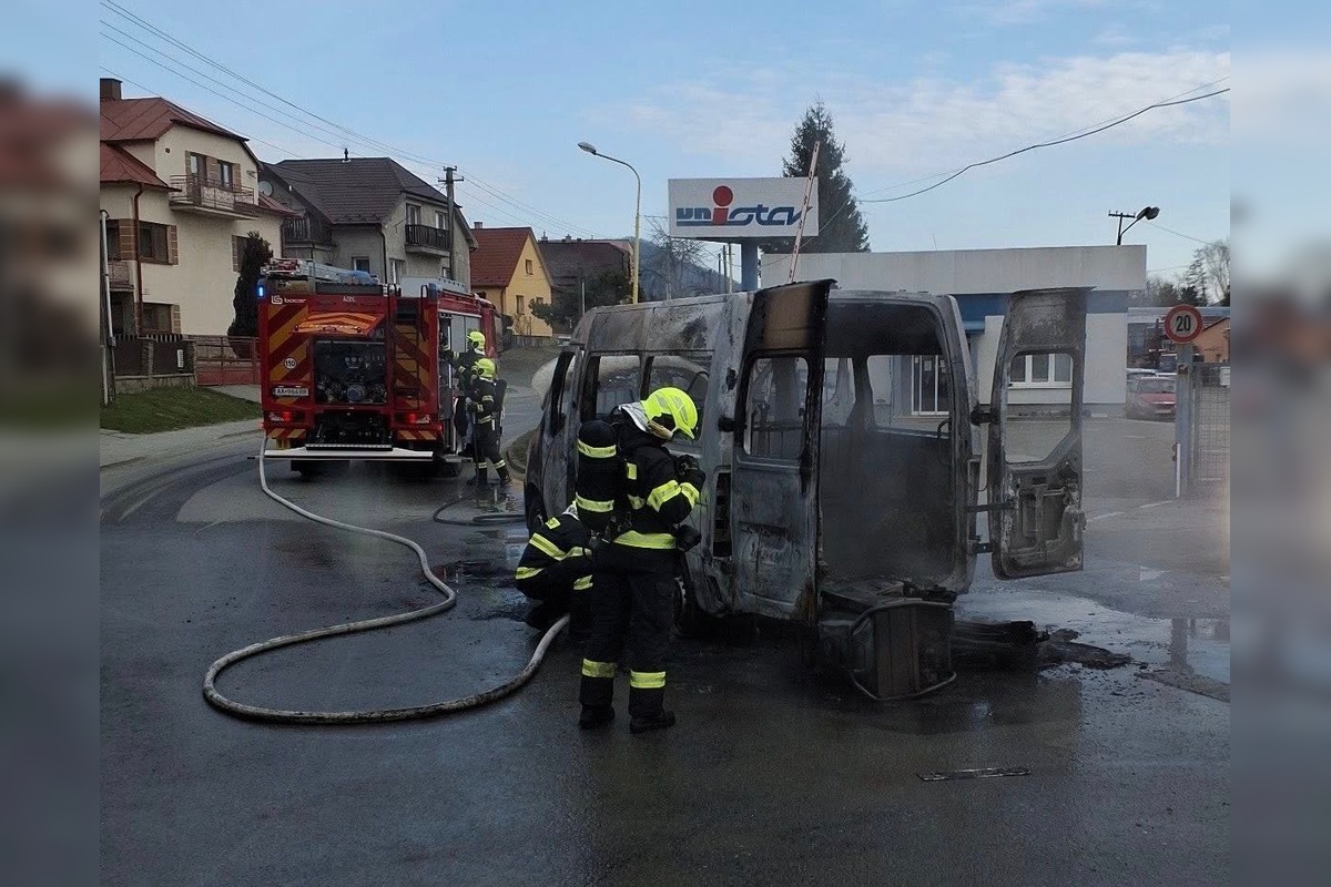 FOTO: Akčné pondelkové ráno v Prešove. Na Kútoch došlo k požiaru vozidla, foto 7