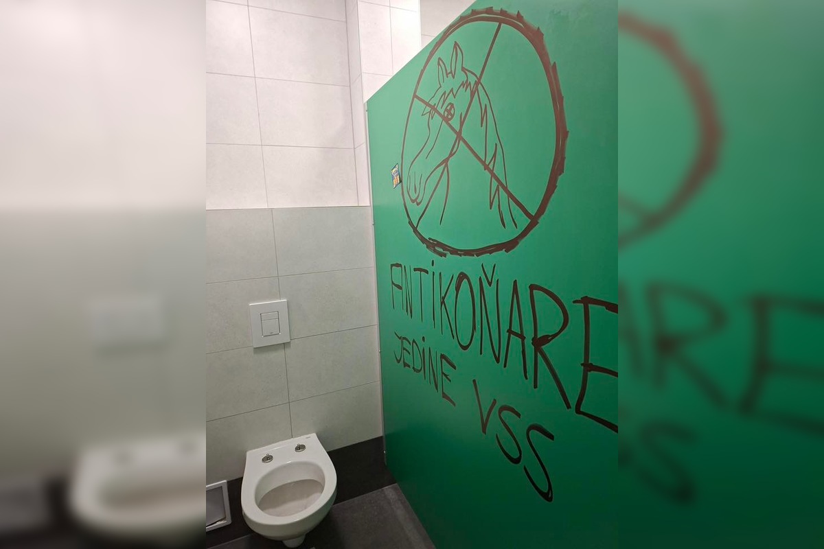 FOTO: K zničeným toaletám po zápase v Košiciach sa vyjadrila aj Futbal Tatran Aréna, foto 1