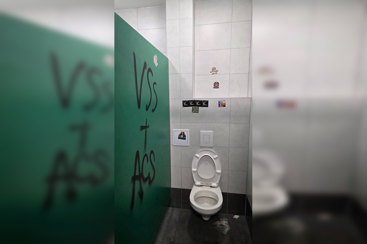 FOTO: K zničeným toaletám po zápase v Košiciach sa vyjadrila aj Futbal Tatran Aréna, foto 3