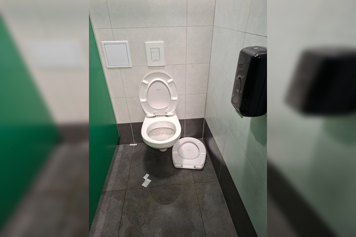 FOTO: K zničeným toaletám po zápase v Košiciach sa vyjadrila aj Futbal Tatran Aréna, foto 4