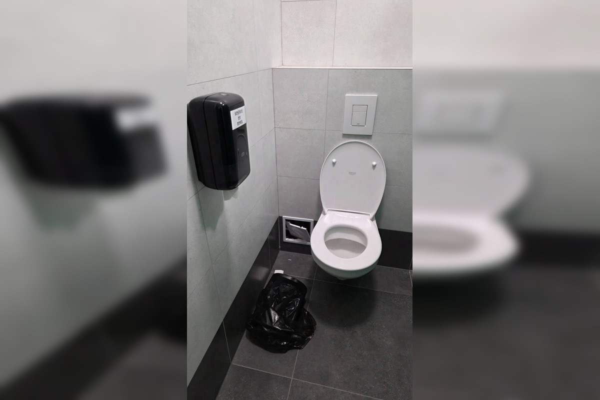 FOTO: K zničeným toaletám po zápase v Košiciach sa vyjadrila aj Futbal Tatran Aréna, foto 5