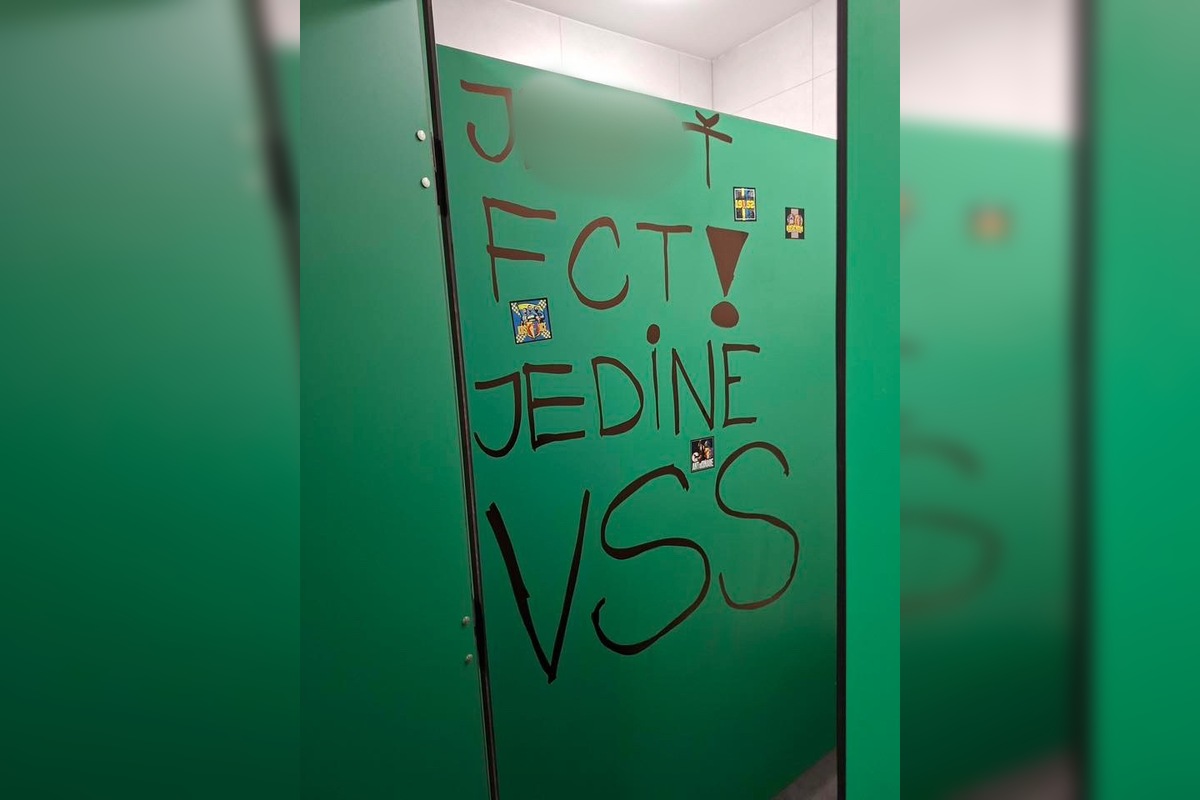 FOTO: K zničeným toaletám po zápase v Košiciach sa vyjadrila aj Futbal Tatran Aréna, foto 6