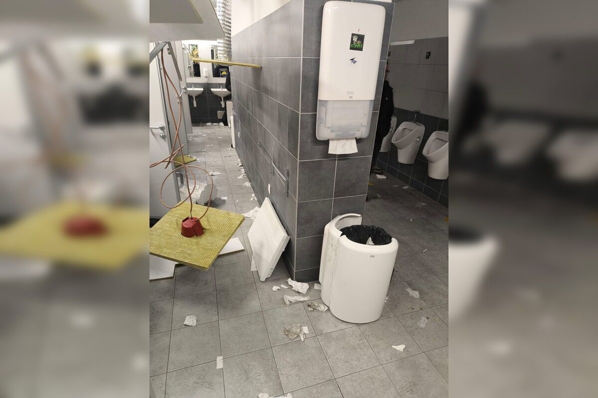 FOTO: K zničeným toaletám po zápase v Košiciach sa vyjadrila aj Futbal Tatran Aréna, foto 7
