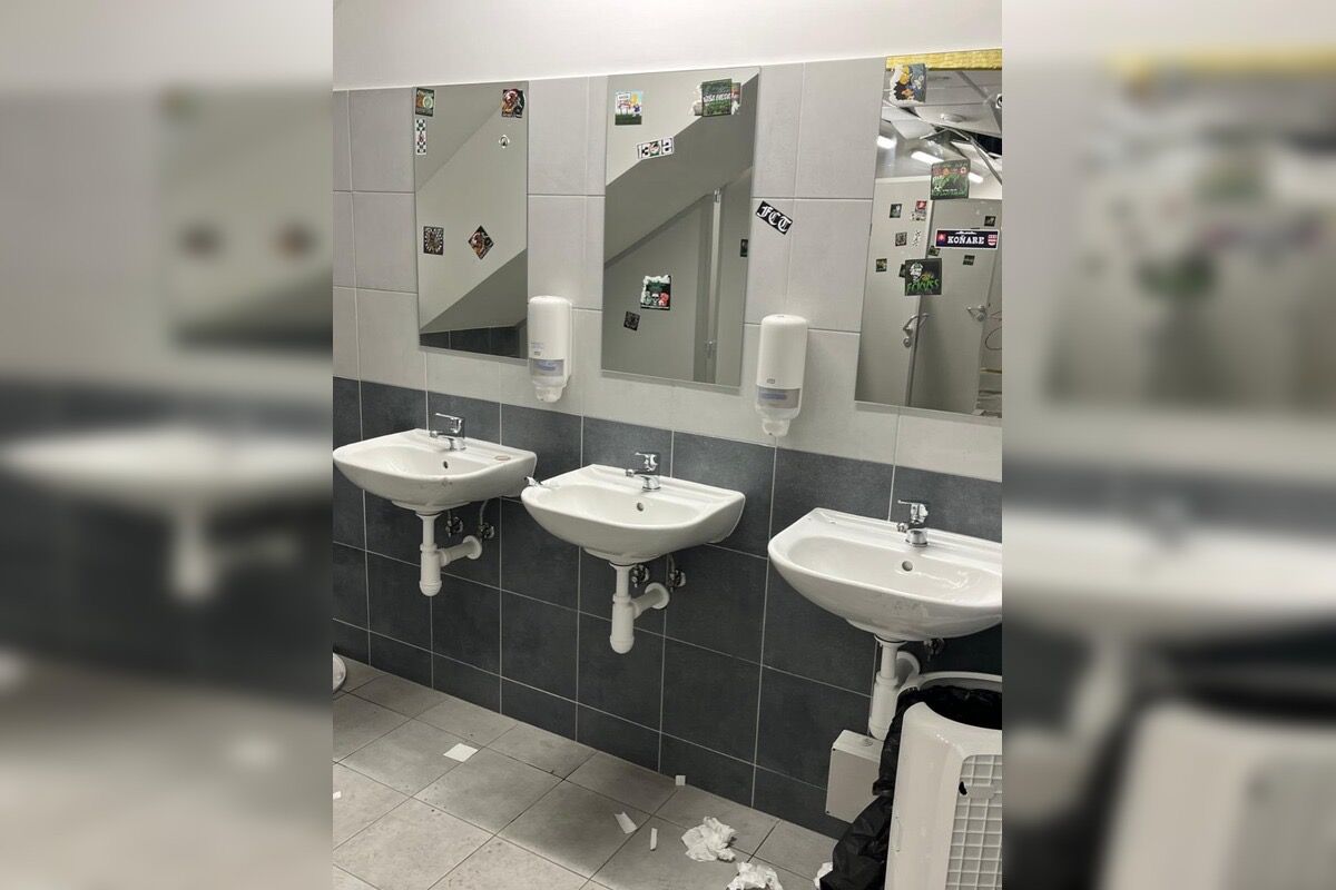 FOTO: K zničeným toaletám po zápase v Košiciach sa vyjadrila aj Futbal Tatran Aréna, foto 10