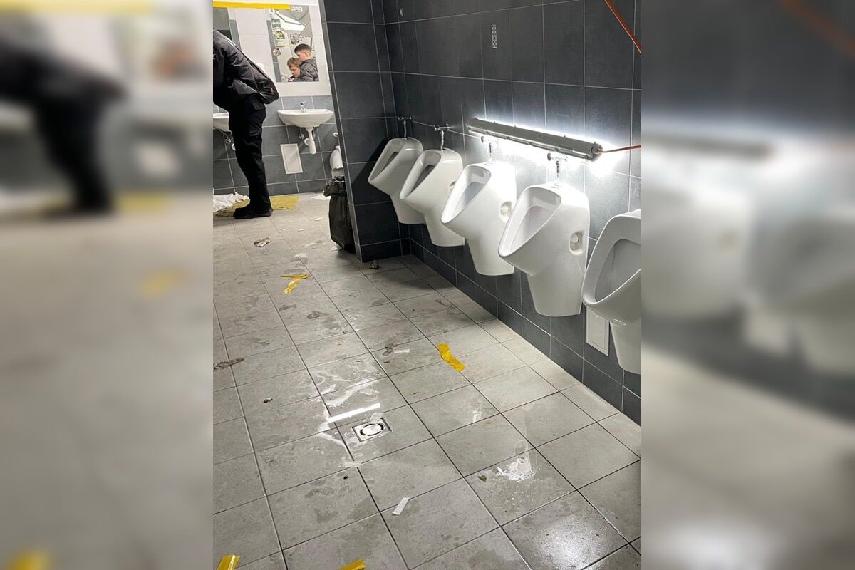 FOTO: K zničeným toaletám po zápase v Košiciach sa vyjadrila aj Futbal Tatran Aréna, foto 11