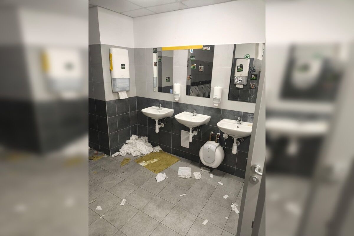 FOTO: K zničeným toaletám po zápase v Košiciach sa vyjadrila aj Futbal Tatran Aréna, foto 12