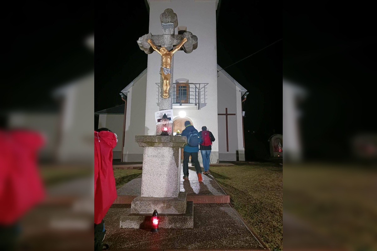 FOTO: Na viacerých miestach Prešovského kraja si veriaci prešli Extrémnu krížovú cestu, foto 7