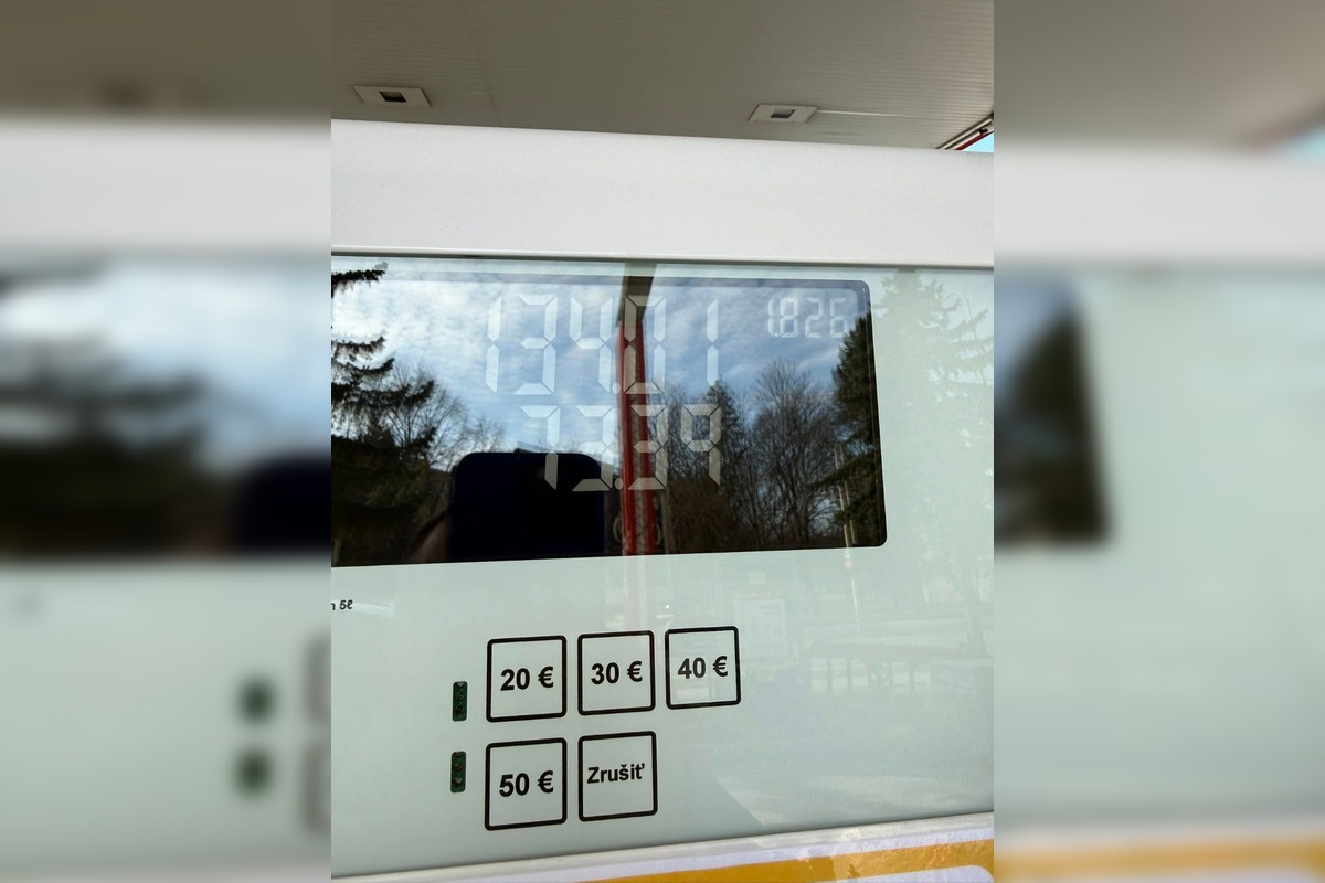 FOTO: Na stojane viac, na kase menej. Vodič popísal zvláštne tankovanie, foto 1