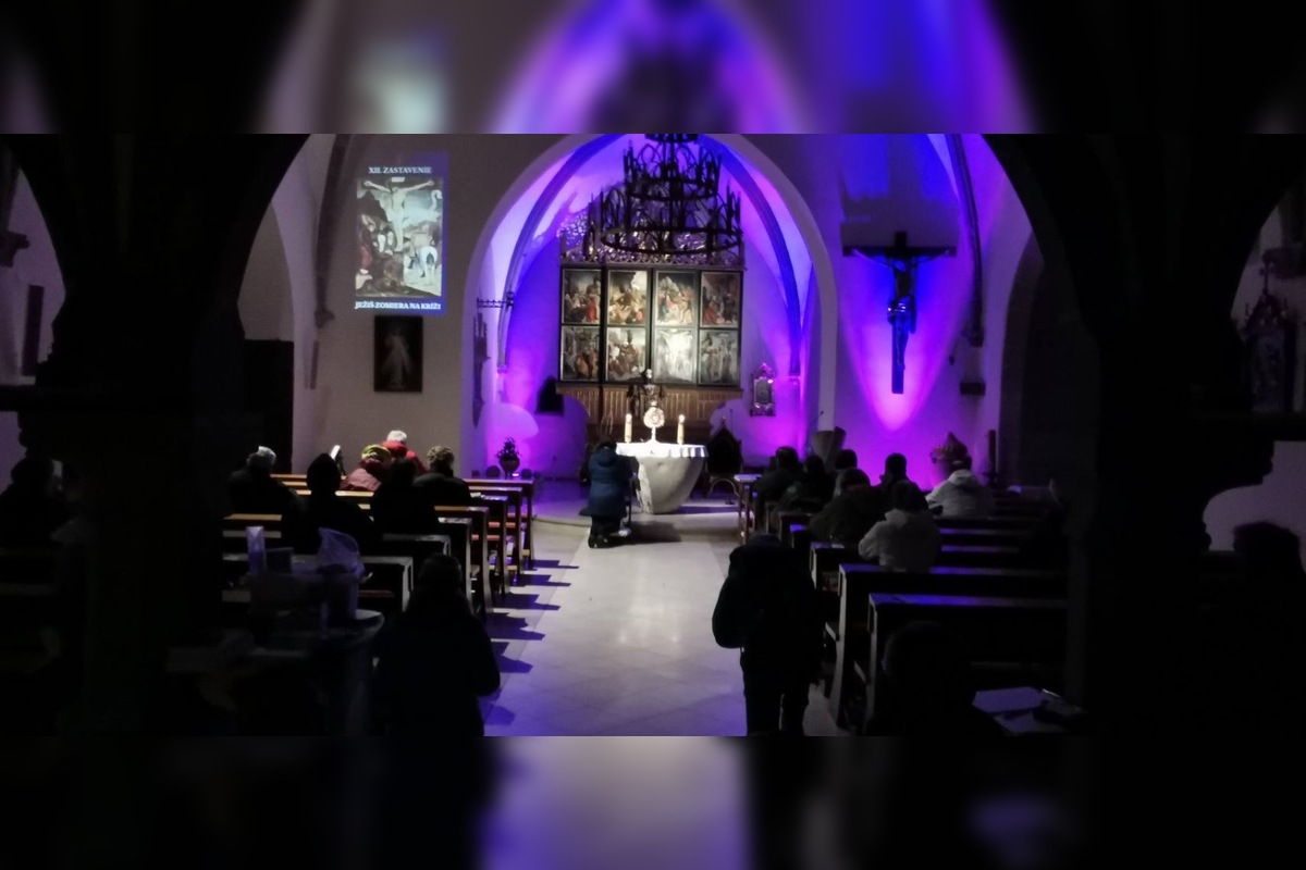 FOTO: Na viacerých miestach Prešovského kraja si veriaci prešli Extrémnu krížovú cestu, foto 23
