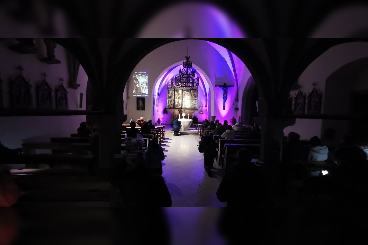 FOTO: Na viacerých miestach Prešovského kraja si veriaci prešli Extrémnu krížovú cestu, foto 24