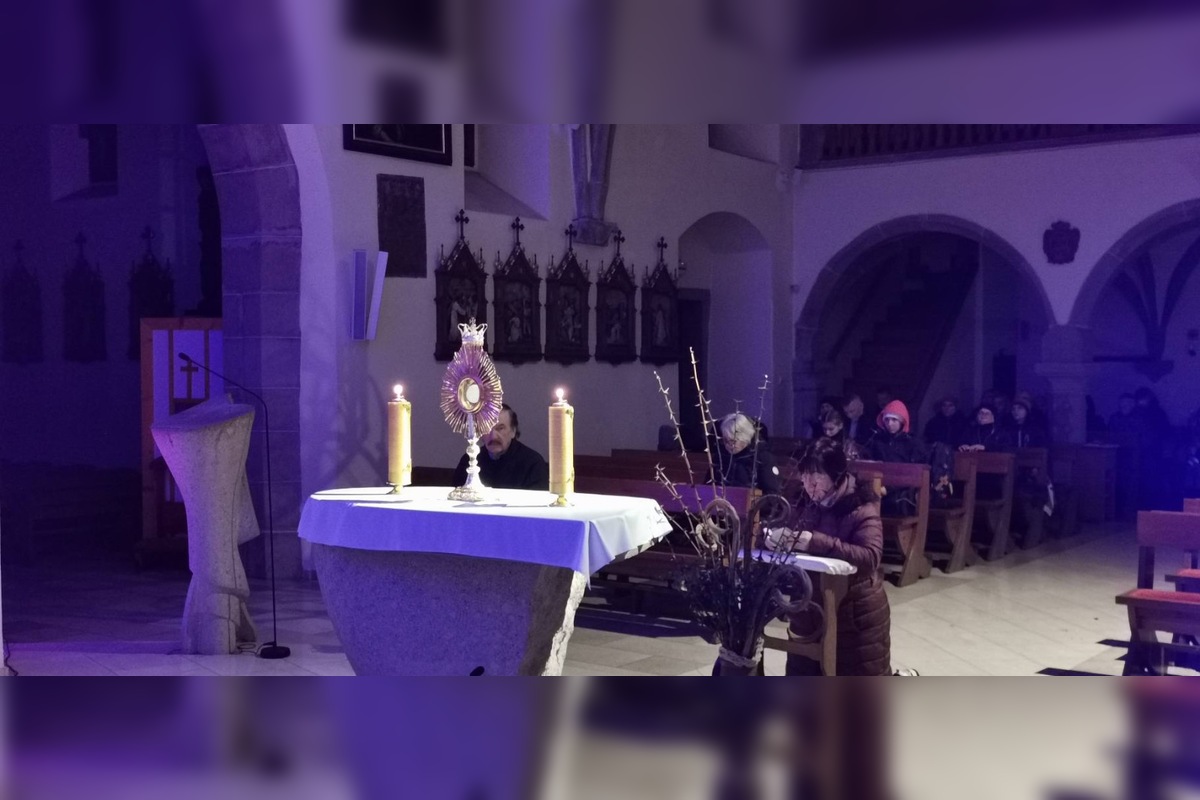 FOTO: Na viacerých miestach Prešovského kraja si veriaci prešli Extrémnu krížovú cestu, foto 25