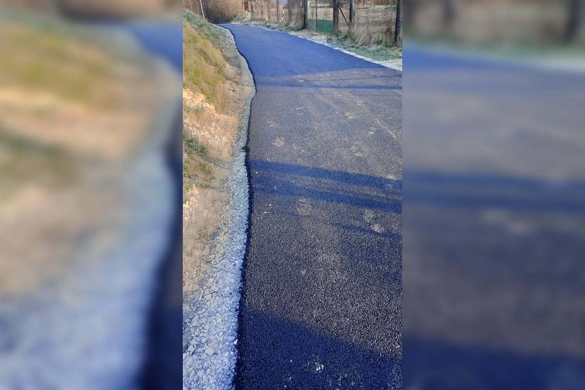 FOTO: ulica na brehu pokladka asfaltu, foto 1