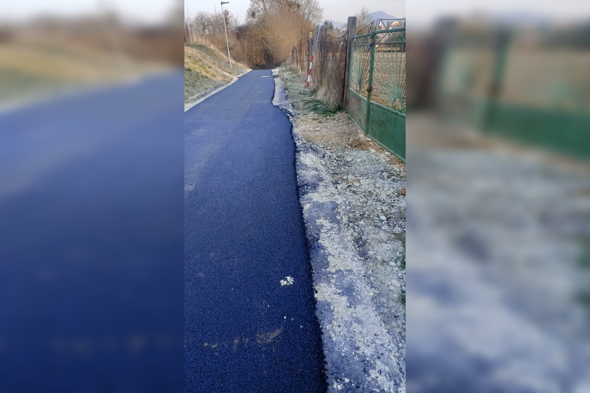 FOTO: ulica na brehu pokladka asfaltu, foto 2